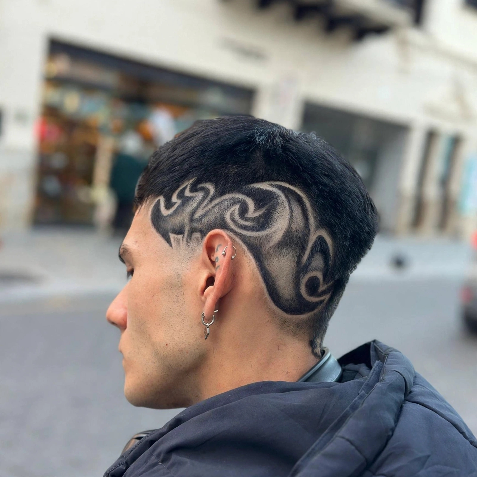 Corte con diseño tribal lateral